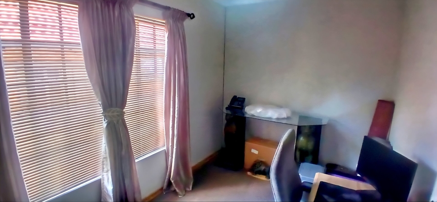 5 Bedroom Property for Sale in Langenhovenpark Free State